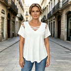 👚 Koszulka wykonana w 100% z bawełny, z dekoltem w serek, wzorem krzyżowym i wycięciami | nowoczesna i przewiewna